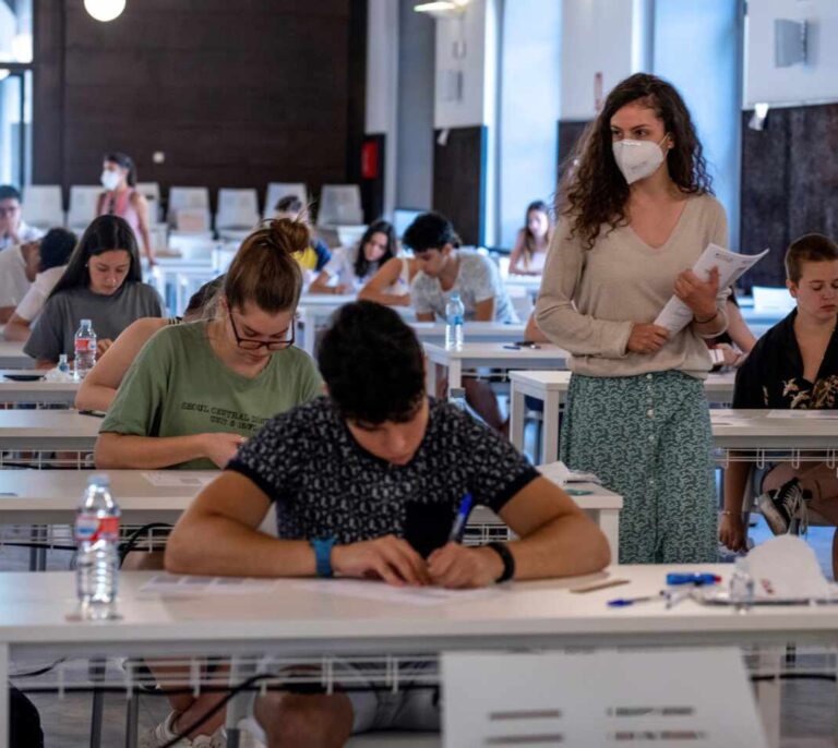 Madrid compra 70.000 ordenadores y 6.000 cámaras para la vuelta a clase semipresencial