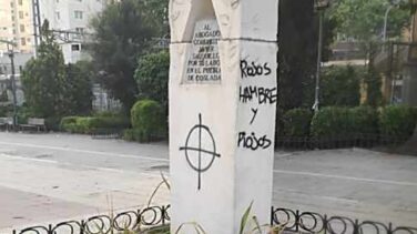 Pintadas neonazis en el monumento a los "abogados de Atocha" en Coslada
