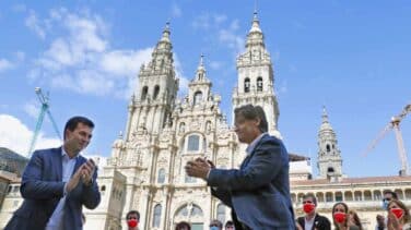 El PSOE aprovecha el tirón del ministro Illa para hacer campaña bajo la catedral de Santiago