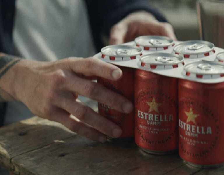 Estrella Damm anuncia la eliminación de las anillas de plástico en su nueva campaña