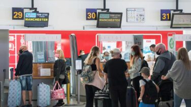 El turoperador TUI matiza y mantendrá los vuelos a Canarias y Baleares