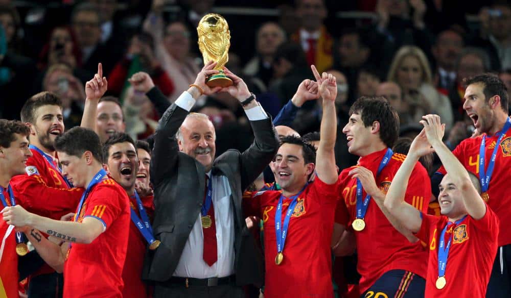 Vicente del Bosque celebra el título conseguido en 2010
