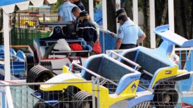 Fallece una mujer al precipitarse contra el suelo desde una atracción en marcha