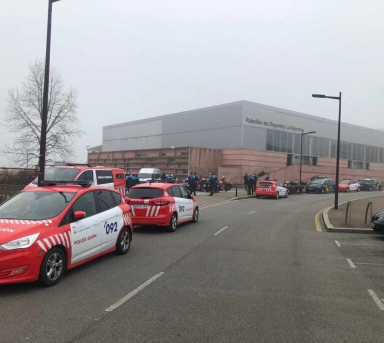 La policía detiene a una joven por agredir a un agente que le ordenó ponerse la mascarilla en Gijón