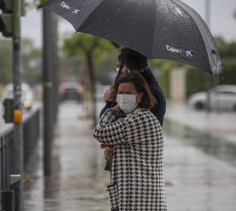 El riesgo por lluvias fuertes y tormentas afectará hoy desde Asturias hasta Andalucía