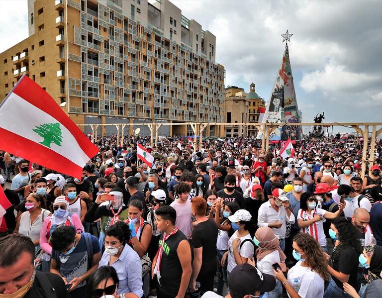 Más de 100 heridos en las protestas contra el Gobierno tras la explosión en Beirut