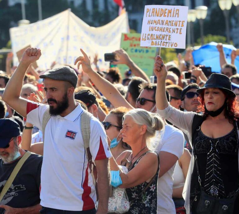 Los identificados en la manifestación antimascarillas se enfrentarán a multas de hasta 30.000 euros