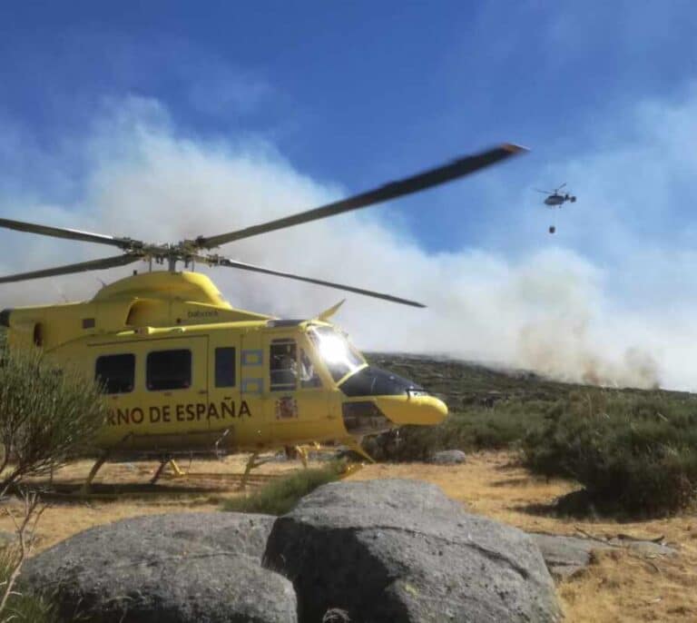 El viento complica el incendio en el Valle del Jerte