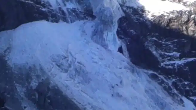 Las espectaculares imágenes del colapso de un glaciar en Suiza