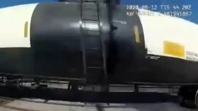 Una agente de policía salva a un hombre de ser atropellado por un tren