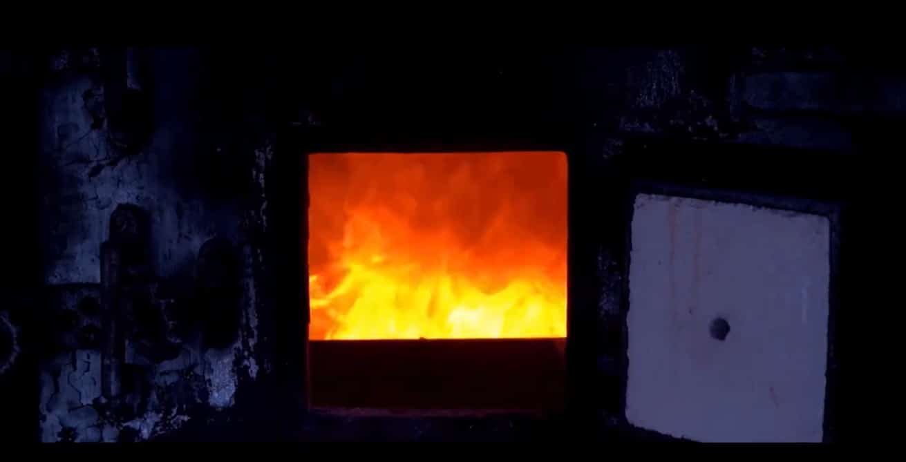 Imagen de las llamas de un horno crematorio.