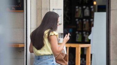 Cataluña prohibirá fumar en terrazas, alrededor de los colegios y en las marquesinas del autobús