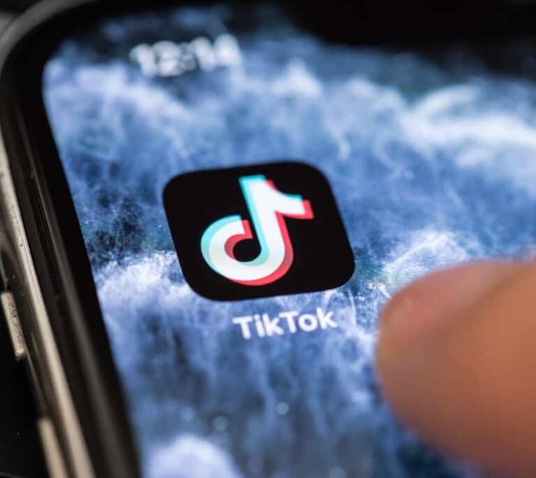 El CEO de TikTok dimite tras las presiones de Trump y el veto en EEUU