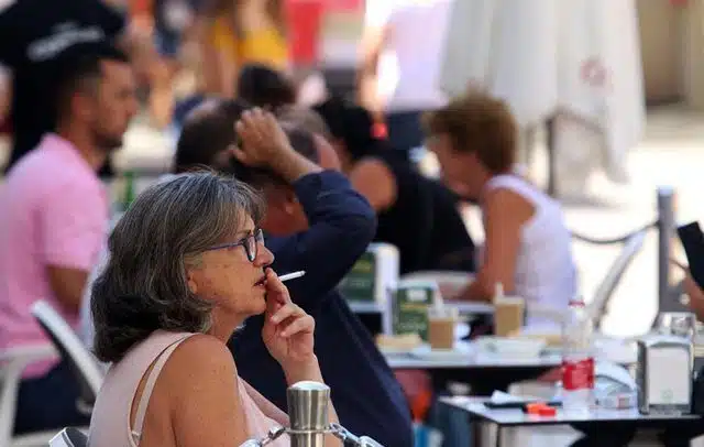 Miles de españoles fuman ahora 'pesticida' para ahorrarse el