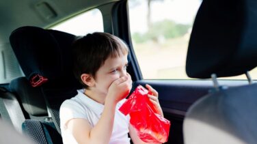 Cómo evitar los mareos cuando viajas en coche