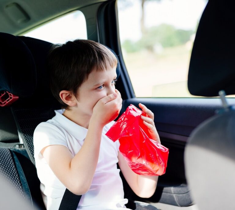 Cómo evitar los mareos cuando viajas en coche