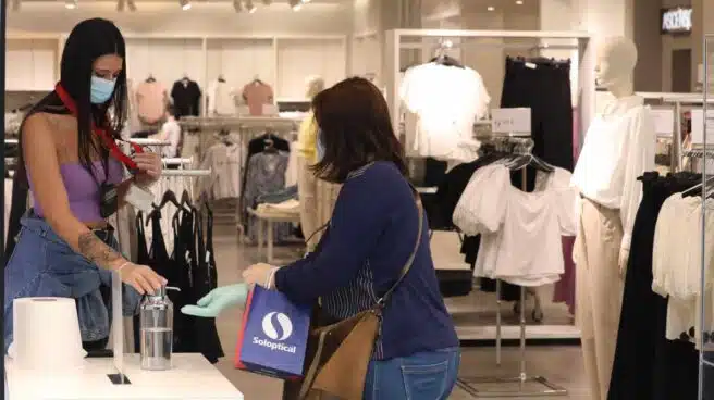 Vídeo: así roban dos mujeres a una anciana en una tienda de San Fernando