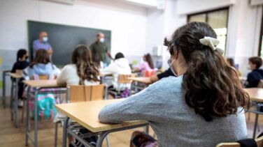 Los centros educativos de Madrid, sin noticias de las cámaras y ordenadores anunciados por Ayuso