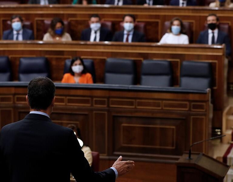 Sánchez utiliza la sesión de control para hacer oposición a Casado por la corrupción del PP