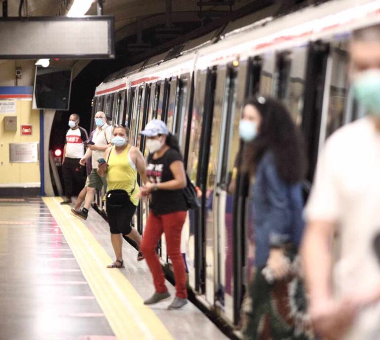 Explotan la mochila de un hombre desequilibrado que fingía llevar explosivos en el Metro de Madrid