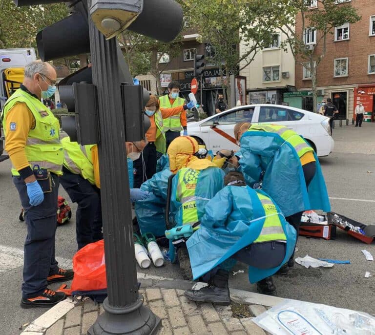 En estado crítico un hombre  tras impactar con su moto contra un semáforo en Madrid