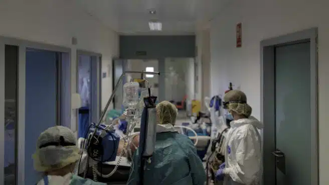 Los hospitales públicos de Madrid ya tienen ocupadas más camas UCI de las que había antes de la pandemia