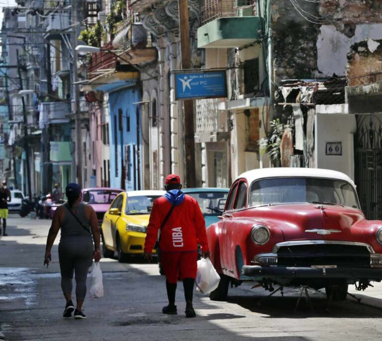 Sin ron ni puros de Cuba por orden de Donald Trump