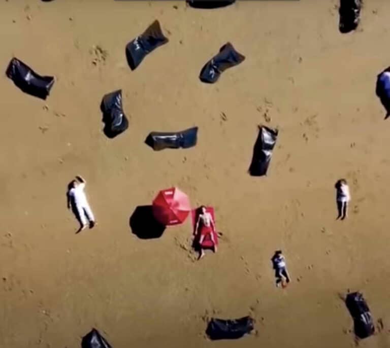 Vídeo: el montaje de HazteOír con Pedro Sánchez rodeado de cadáveres en la playa