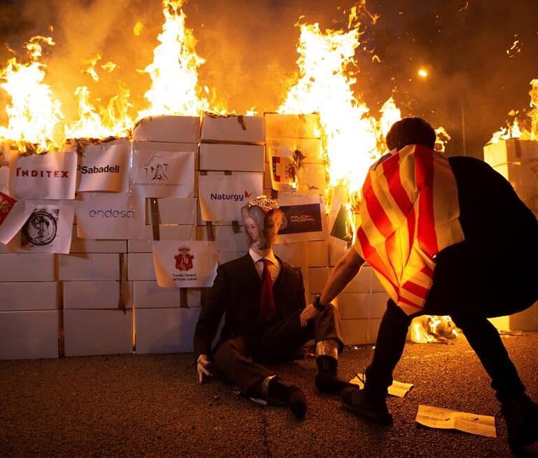 Los CDR queman la imagen del Rey en una manifestación no autorizada