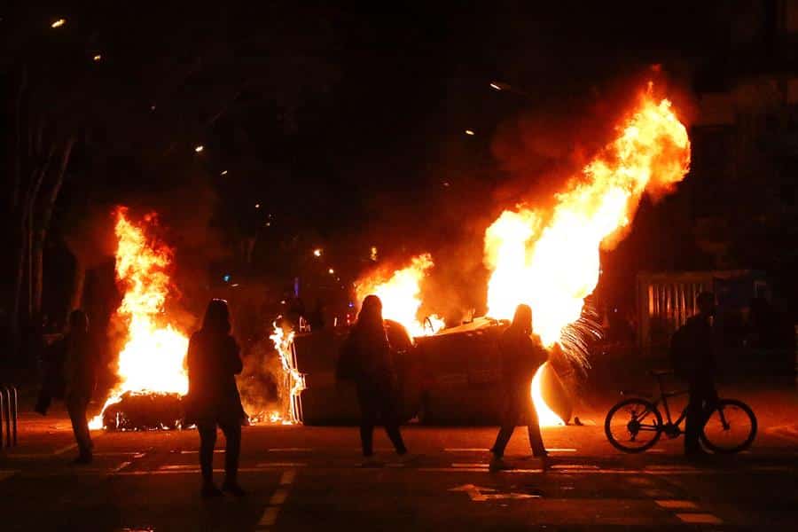 Los CDR prenden fuego a contenedores en Barcelona.