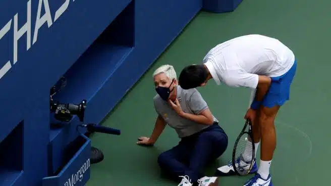 Djokovic, descalificado del US Open por darle un pelotazo a una jueza en la garganta