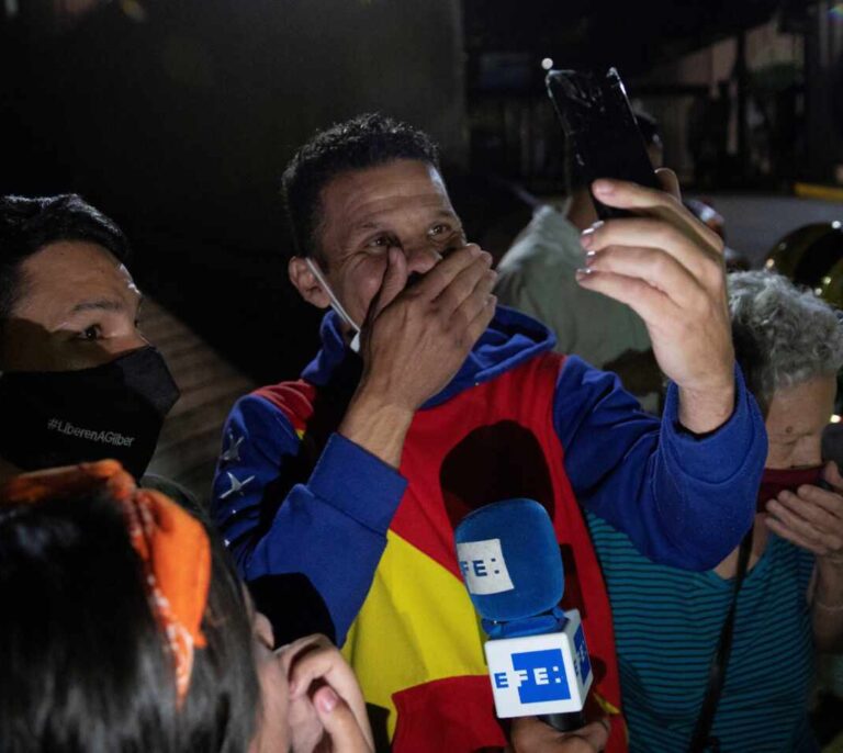 Maduro indulta a 110 presos, entre ellos 50 políticos, para blanquear sus elecciones