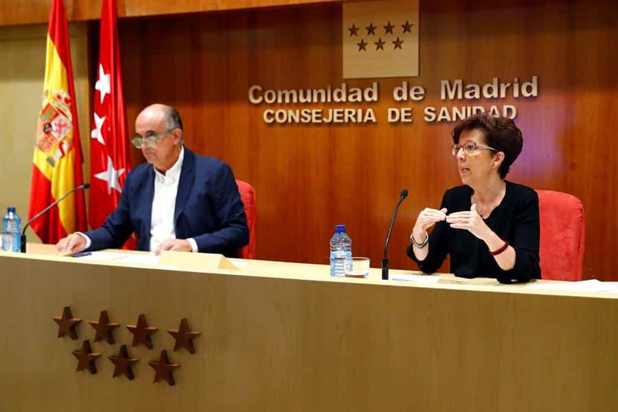 Antonio Zapatero y Elena Andradas, en la rueda de prensa en la que se han anunciado nuevas restricciones en Madrid.