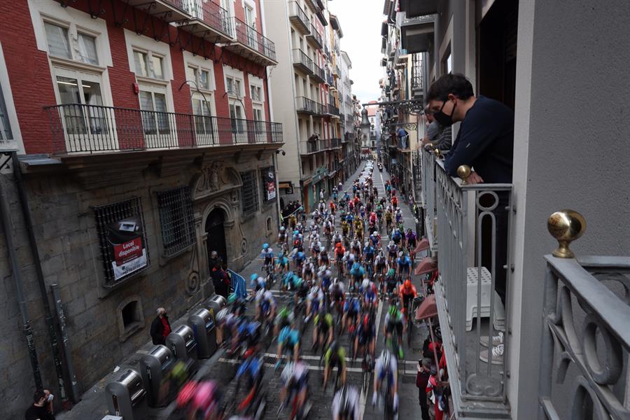 Imagen del paso de La Vuelta ciclista a España a su paso por el casco antiguo de Pamplona.