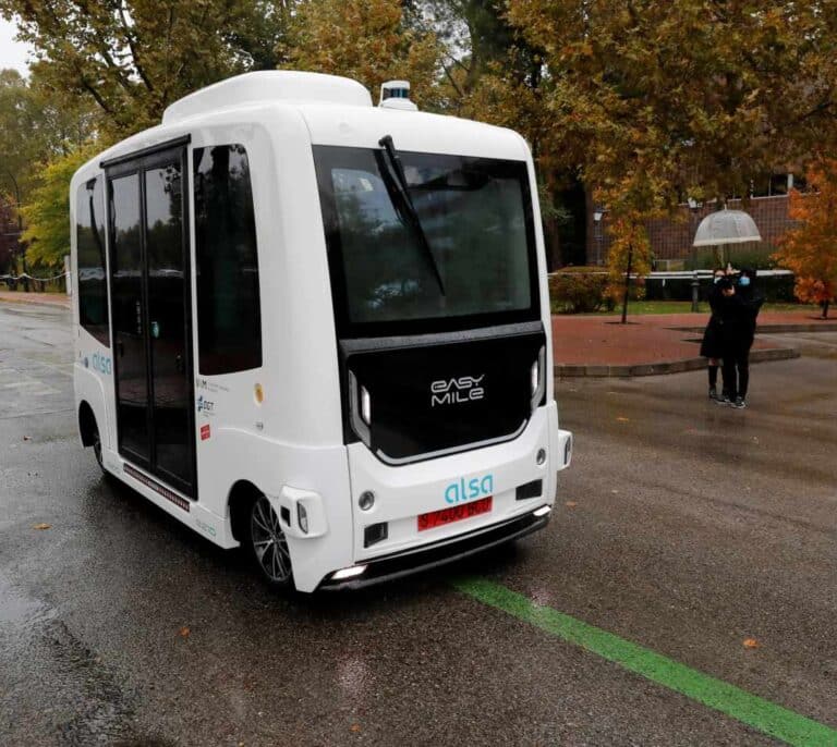 El primer autobús sin conductor de España se choca en su día de prueba