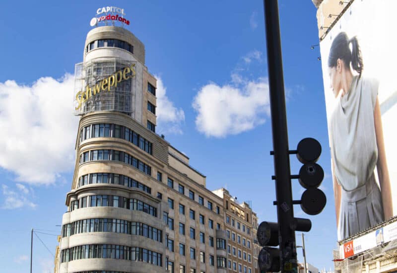 La esquina más famosa de la Gran Vía madrileña con el cartel de Schweppes