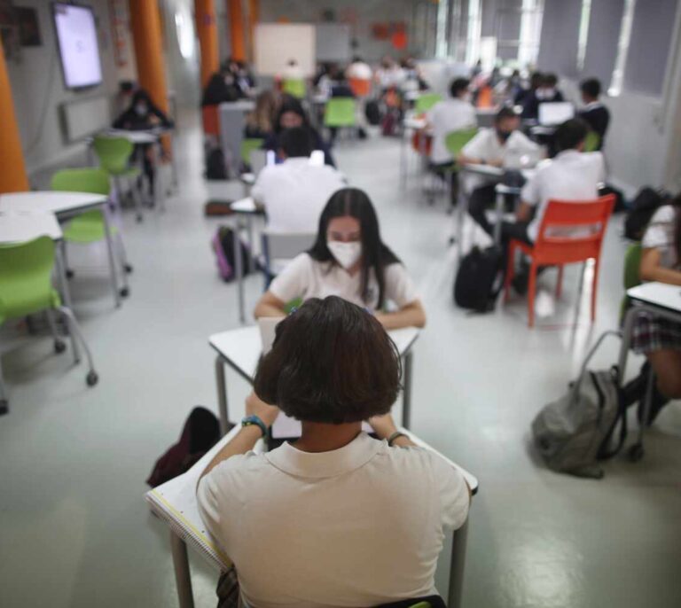 Sanidad recomienda ahora mantener puertas y ventanas abiertas en clase de forma permanente