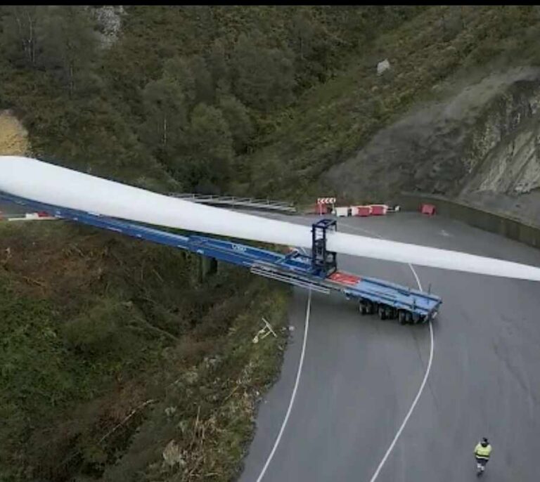 Así se construye en España un parque eólico en lo más alto de una montaña