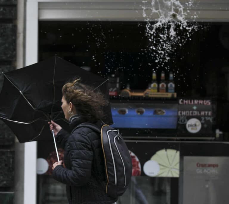 Cinco provincias estarán hoy en riesgo por lluvias, fuerte viento y oleaje
