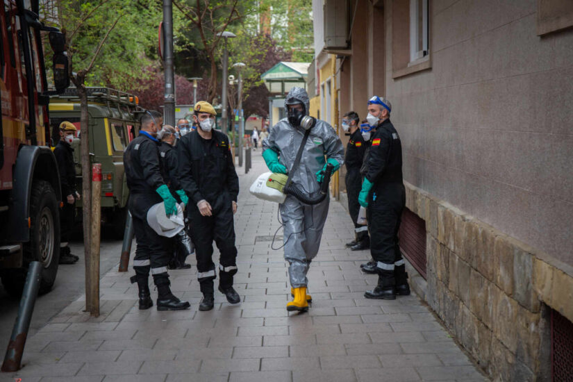 Militares de la UME preparados para la desinfección de la Residencia Santa Eulália durante uno de los días del estado de alarma y la crisis del coronavirus, en L'Hospital de Llobregat (Barcelona), a 3 de abril de 2020.