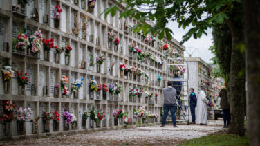 Ni honrar a los muertos: visitas a tumbas con cita previa y aforo en el cementerio