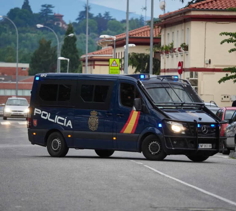 Un hombre resulta herido de bala tras encañonar una pistola contra dos agentes de la Policía