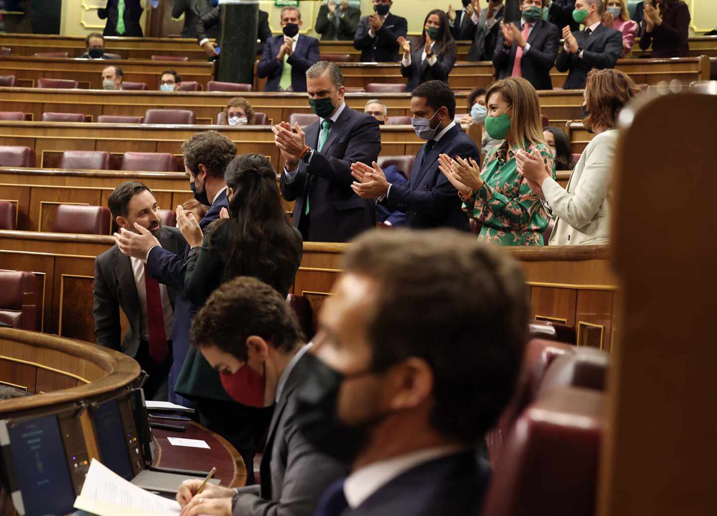 Santiago Abascal, aplaudido por los diputados de Vox.