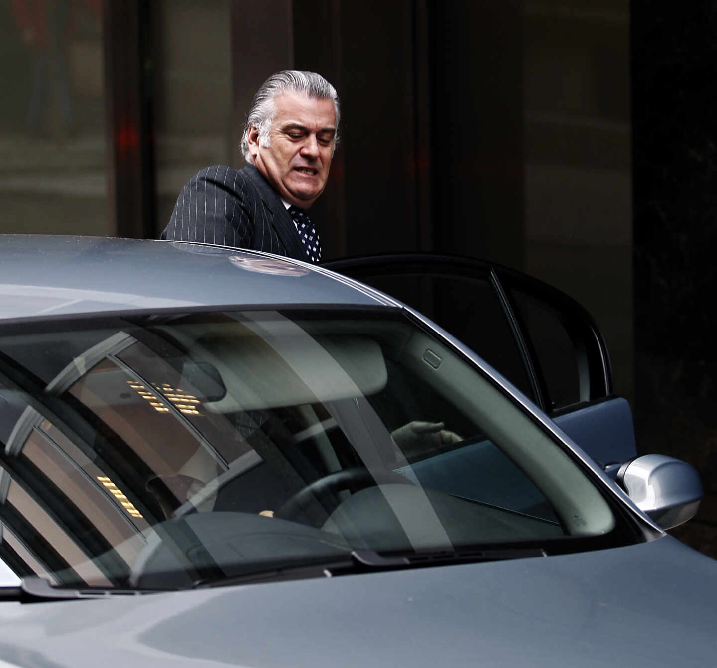 Luis Bárcenas se sube en un coche tras declarar ante el juez que empezó a instruir el 'caso Gürtel'.