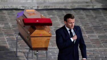 Macron rinde homenaje al profesor Paty como símbolo de la libertad y la República