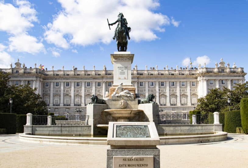 La Plaza de Oriente el majestuoso Palacio Real al fondo
