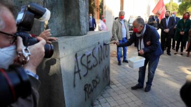 Pepe Álvarez (UGT) limpia la estatua de Largo Caballero en Madrid