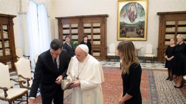 La visita de Sánchez al Papa en imágenes