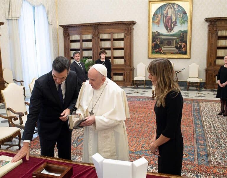 La visita de Sánchez al Papa en imágenes