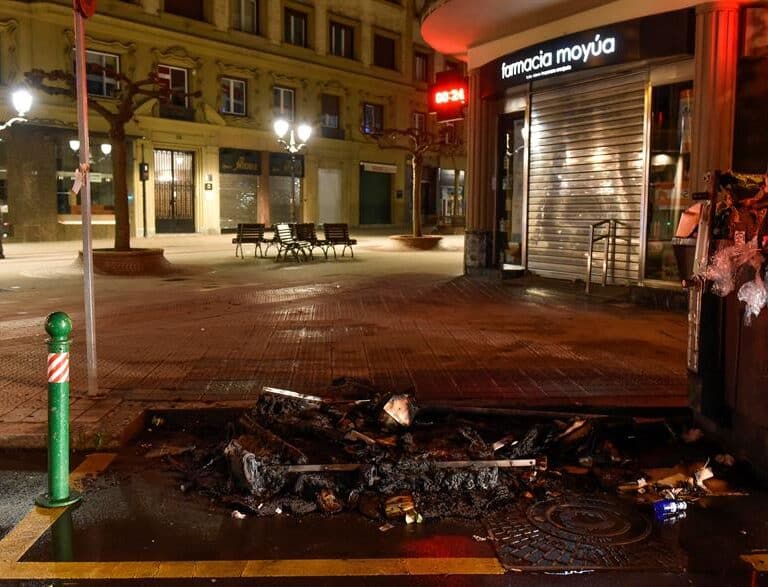 25 contendores quemados y 6 detenidos en una marcha contra el 'toque de queda'